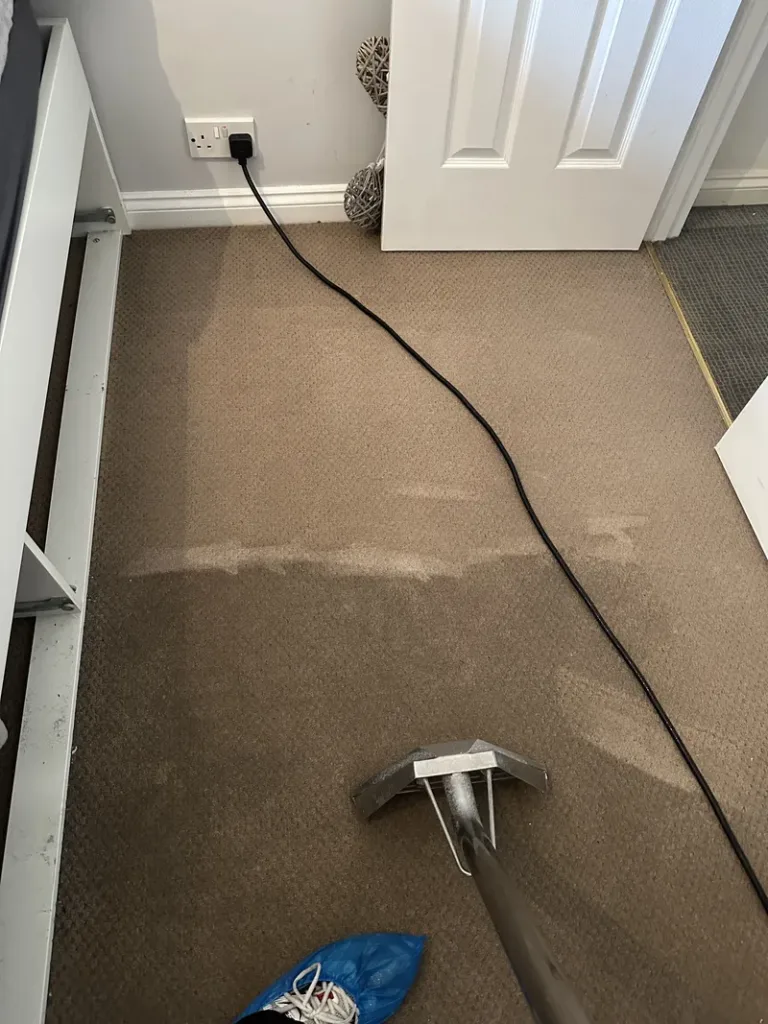Carpet Cleaning London – Deep Clean, Fast Dry, Same-Day Service 1 Carpet cleaning London technician using hot water extraction machine